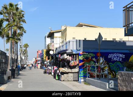 Venedig, KALIFORNIEN - 17. FEBRUAR 2020: Geschäfte und Händler auf der Promenade der beliebten Touristenattraktion in Südkalifornien. Stockfoto