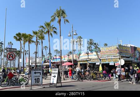 Venedig, KALIFORNIEN - 17. FEBRUAR 2020: J's Mieten und Geschäfte an der Windward Avenue und der Boardwalk am beliebten Ziel Südkaliforniens. Stockfoto