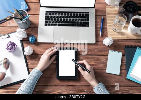 Geschäftsfrau mit Tablet-PC im Büro Stockfoto