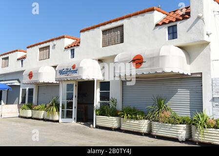 Venedig, KALIFORNIEN - 17. FEBRUAR 2020: Die Waterfront ist ein Restaurant, eine Bar, ein Veranstaltungs- und Gemeinschaftsraum auf der Promenade in Venice Beach. Stockfoto