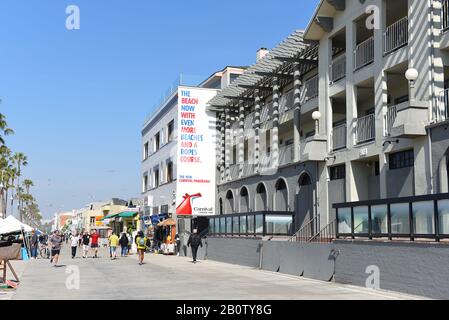 Venedig, KALIFORNIEN - 17. FEBRUAR 2020: Geschäfte am Boardwalk von Venice Beach mit Touristen und Straßenhändlern. Stockfoto