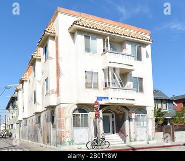 Venedig, KALIFORNIEN - 17. FEBRUAR 2020: Die Venice Horizon Suites befinden sich in unmittelbarer Nähe der Promenade von Venice Beach am Horizon und Speedway. Stockfoto
