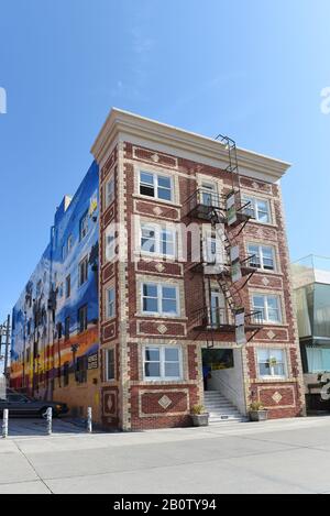 Venedig, KALIFORNIEN - 17. FEBRUAR 2020: Venice Suites bietet luxuriöse Unterkünfte für längere Aufenthalte auf dem Boardwalk von Venedig. Stockfoto