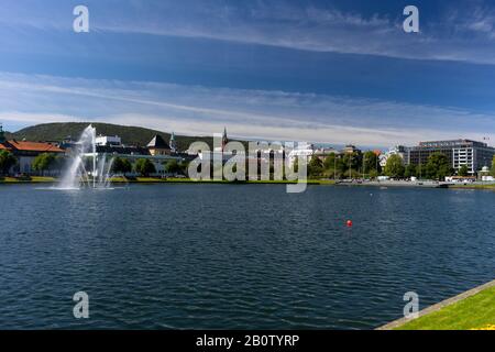 Bergen, NORWEGEN - Lille Lungegårdsvannet, ein kleiner See in der Stadt Bergen. Stockfoto