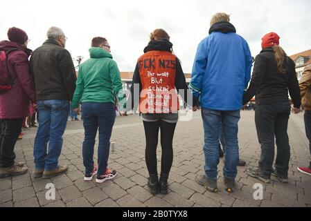 Hanau, Deutschland. Februar 2020. Die Menschen halten die Hände während einer Mahnwache. Bei einem angeblich rassistischen Angriff erschoss ein 43-jähriger Deutscher im hessischen Hanau mehrere Menschen und sich selbst. Credit: Nicolas Armer / dpa / Alamy Live News Stockfoto