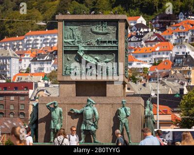 Bergen, NORWEGEN - Touristen am Sailor's Monument am Torgallmenninger Platz, in der Innenstadt von Bergen. Stockfoto