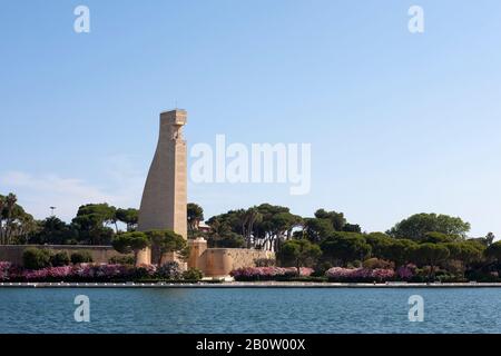 Denkmal der Faschistenära für die italienischen Seeleute, die in WW1, Brindisi, Apulien, Italien gestorben sind Stockfoto