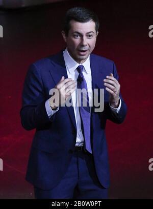 Los Angeles, USA. Februar 2020. Der demokratische Präsidentschaftskandidat Pete Buttigieg auf der Bühne in der Fox11 Town Hall, um am 21. Februar 2020 in Los Angeles, Kalifornien, bei einer politischen Versammlung des USC im Bovard Auditorium des USC zu sprechen. Credit: The Photo Access/Alamy Live News Stockfoto