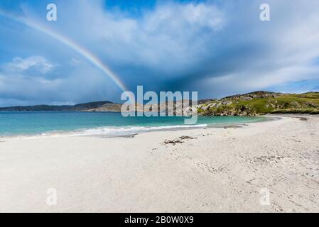 Rainbow über abgelegenen, leeren Achmelvich Strand am Ufer der Achmelvich Bay in Assynt, Sutherland in den North West Scottish Highlands Stockfoto