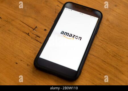 Paris, Frankreich - Februar 20, 2020: Handy, das die Amazon-Website auf Holzgrund zeigt Stockfoto