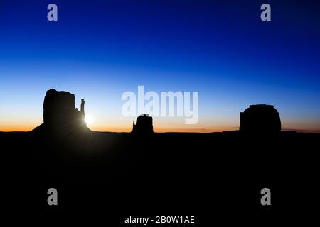 Die Sonne geht über die Buttes im Monument Valley, Utah, USA. Stockfoto