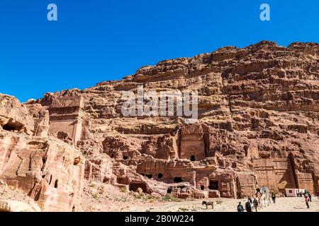 Petra, JORDANIEN - 30. JANUAR 2020: Gräber, die man beim gehen der Kulissen sehen konnte Strasse der Fassaden, waren Hunderte von Jahren entstanden. Petra komplexe Touristenattraktion, Haschemite Königreich Jordanien Stockfoto