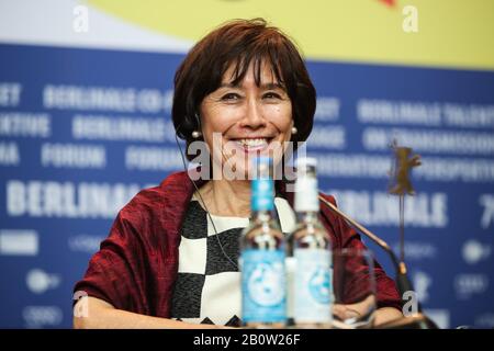 (200221) -- BERLIN, 21. Februar 2020 (Xinhua) -- die Autorin Aileen Mioko Smith von Film 'Minamata' nimmt an einer Pressekonferenz während der 70. Internationalen Filmfestspiele Berlin, Hauptstadt Deutschlands, 21. Februar 2020 Teil. (Xinhua/Shan Yuqi) Stockfoto