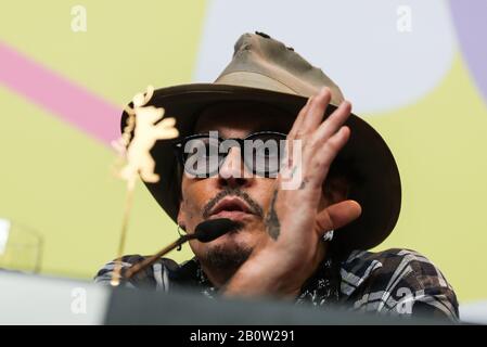 (200221) -- BERLIN, 21. Februar 2020 (Xinhua) -- Schauspieler Johnny Depp von Film 'Minamata' nimmt an einer Pressekonferenz während der 70. Internationalen Berliner Filmfestspiele in Berlin, der Hauptstadt Deutschlands, 21. Februar 2020 Teil. (Xinhua/Shan Yuqi) Stockfoto