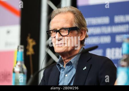 (200221) -- BERLIN, 21. Februar 2020 (Xinhua) -- Schauspieler Bill Naghy von Film 'Minamata' nimmt an einer Pressekonferenz während der 70. Internationalen Berliner Filmfestspiele in Berlin, der Hauptstadt Deutschlands, 21. Februar 2020 Teil. (Xinhua/Shan Yuqi) Stockfoto