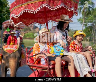 Nehmen Sie die Familie auf einem Elefanten für einen Urlaub. Stockfoto