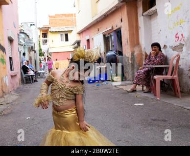 Tepecik, Izmir / Türkei - 05/05/2018: Die Menschen sind bereit, um in der Nacht zu feiern. Kinder verkleiden sich und machen sich bereit. Hidirellez ist ein Zelebrati Stockfoto