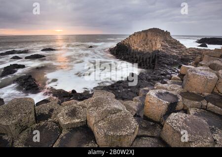 Riesige Causeway Felsen bei Sonnenuntergang in Nordirland Stockfoto