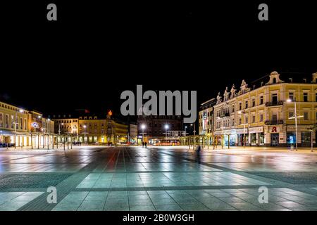 Saarlouis, Deutschland, 1. Februar 2020, Schöner Platz in der Innenstadt von saarlouis Stadt bei Nacht mit Wolken und Sternenhimmel Stockfoto