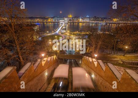 Budapest, Ungarn - Blick vom Budaer Burgberg bei blauer Stunde mit beweglichen Ferngläsern, Szechenyi-Kettenbrücke, Stephansdom und Blutmond Stockfoto