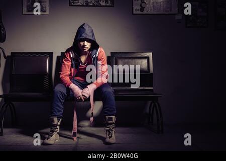 Porträt der Boxerin mit Hoodie im Fitnessstudio und Blick auf die Kamera. Stockfoto