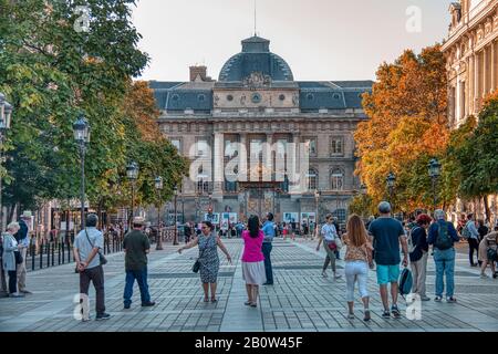 Paris, Frankreich - 14. September 2019: Menschen auf dem Louis Lepine Platz mit dem Justizpalast im Hintergrund, in der Touristenstadt Paris Stockfoto