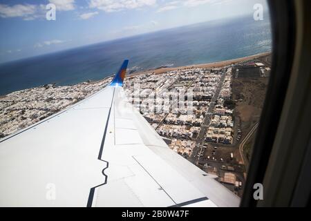 Blick aus dem Fenster des JET2-Flugzeugs, das vom Flughafen Arricife auf lanzarote abfährt und über den dicht gepackten playa honda fliegt Stockfoto