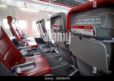 Leere Passagiersitzplätze für JET2-Flugzeuge auf dem Flugzeug, die auf die Rückkehr nach Großbritannien warten Stockfoto