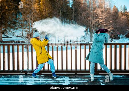 Zwei junge Frauen genießen im Winter einen Tag draußen. Stockfoto