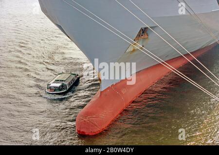 Hochwinkeliger Nahbereich des vermauerten Frachtcontainerschiffs im Hamburger Hafen, Deutschland. Stockfoto