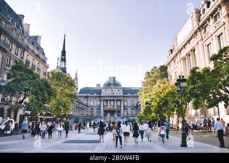 Paris, Frankreich - 14. September 2019: Menschen auf dem Louis Lepine Platz mit dem Justizpalast im Hintergrund, in der Touristenstadt Paris Stockfoto