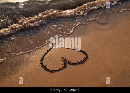 Luftaufnahme eines Herzsymbols an einem sandigen Strand. Stockfoto