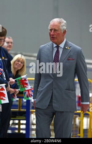 Der Prince of Wales trifft während eines Besuchs des British Airways Maintenance Center am Flughafen Cardiff, Wales, mit BA-Mitarbeitern zusammen, die das 100-jährige Firmenjubiläum feiern. Stockfoto