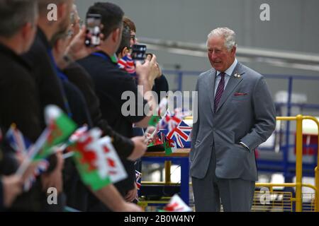 Der Prince of Wales trifft während eines Besuchs des British Airways Maintenance Center am Flughafen Cardiff, Wales, mit BA-Mitarbeitern zusammen, die das 100-jährige Firmenjubiläum feiern. Stockfoto