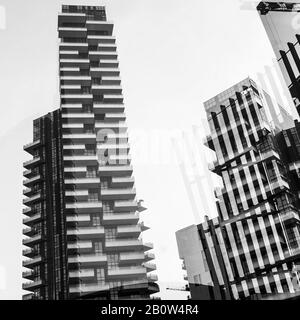 Abstrakter architektonischer Hintergrund, der den Solaria Tower Komplex, Porta Nuova Bezirk in Mailand, Italien zeigt. Geometrische Formen und Reflexionen. Stockfoto
