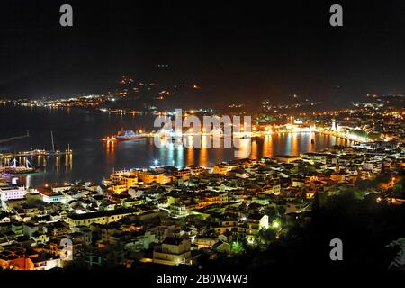 Blick auf die beleuchtete Zakynthos-Stadt und den Hafen, die Insel Zakynthos, Griechenland und Europa Stockfoto