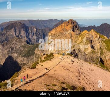 Wanderer auf dem Weg bei Pico do Arieiro, Madeira. Stockfoto
