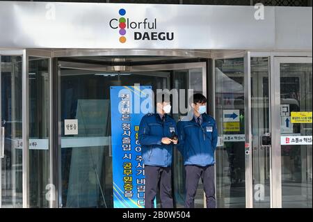 Daegu, Südkorea. Februar 2020. Polizisten, die Gesichtsmasken tragen, stehen am Freitag, 21. Februar 2020 vor dem Rathaus in Daegu, Südkorea. Die Mehrheit der COVID-19-Fälle im Land wurde auf diese südöstliche Stadt zurückgeführt. Foto von Thomas Maresca/UPI Credit: UPI/Alamy Live News Stockfoto