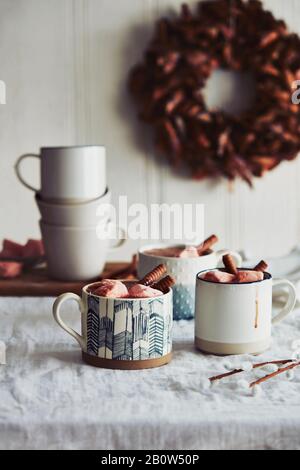 Nahaufnahme von drei Tassen heißer Schokolade mit Marshmallows. Stockfoto
