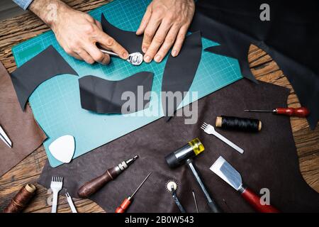 Schuhmacher, Der Mit Leder Bei Tailoring Workshop Arbeitet Stockfoto
