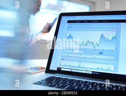 Performance der Investitionen, Aktienkursdaten aus einem Investoren-Portfolio auf einem Notebook-Bildschirm. Stockfoto