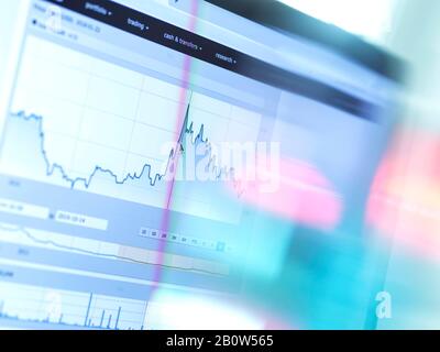 Performance der Investitionen, Aktienkursdaten aus einem Investoren-Portfolio auf einem Notebook-Bildschirm. Stockfoto