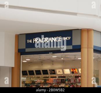 Die Vorderseite des Fragarance Shop ist blau mit weißer Schrift und Holzpfosten Huddersfield Yorkshire England Stockfoto