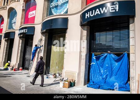 Barcelona, Spanien. Februar 2020. Industrieunternehmen, die die letzten Enden an der Fassade des neuen Huawei Barcelona Store machen.Der chinesische multinationale Huawei eröffnet den Huawei Space Barcelona, das zweite Flaggschiff von Huawei in Spanien, ein neues Geschäft im Herzen Barcelonas, auf dem beliebten Catalunya-Platz. Credit: Sopa Images Limited/Alamy Live News Stockfoto