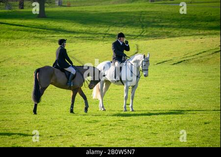 Aske Hall, Richmond, North Yorkshire, Großbritannien - 08. Februar 2020: Zwei Reiter genießen ihr traditionelles alkoholisches Getränk, das als "Stirrup Cup" bekannt ist Stockfoto