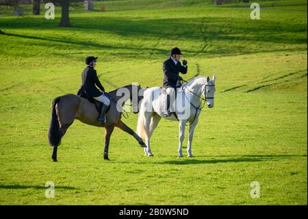 Aske Hall, Richmond, North Yorkshire, Großbritannien - 08. Februar 2020: Zwei Reiter genießen ihr traditionelles alkoholisches Getränk, das als "Stirrup Cup" bekannt ist Stockfoto