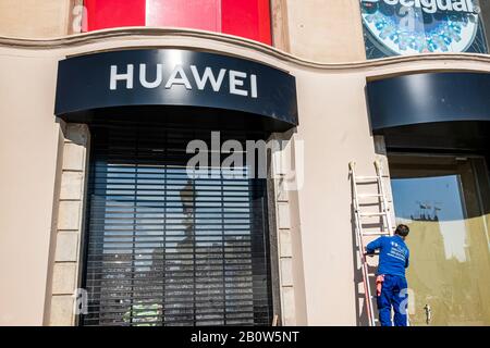 Barcelona, Spanien. Februar 2020. Industrieunternehmen, die die letzten Enden an der Fassade des neuen Huawei Barcelona Store machen.Der chinesische multinationale Huawei eröffnet den Huawei Space Barcelona, das zweite Flaggschiff von Huawei in Spanien, ein neues Geschäft im Herzen Barcelonas, auf dem beliebten Catalunya-Platz. Credit: Sopa Images Limited/Alamy Live News Stockfoto