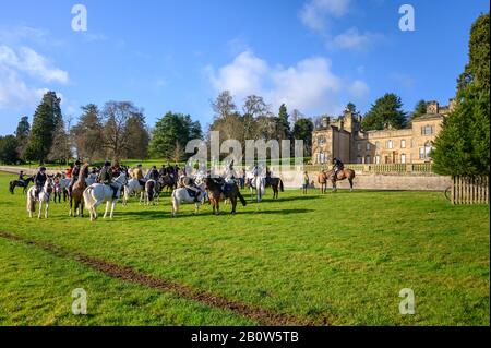 Aske Hall, Richmond, North Yorkshire, Großbritannien - 08. Februar 2020: Reiten von Fuchsjägern, die darauf warten, dass die Jagd vor einem traditionellen Georgia beginnt Stockfoto