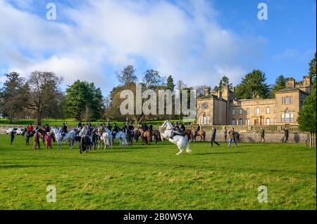 Aske Hall, Richmond, North Yorkshire, Großbritannien - 08. Februar 2020: Reiten von Fuchsjägern, die darauf warten, dass die Jagd vor einem traditionellen Georgia beginnt Stockfoto