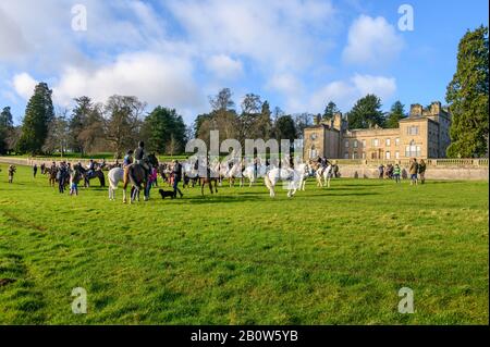 Aske Hall, Richmond, North Yorkshire, Großbritannien - 08. Februar 2020: Traditionelles georgisches Landhaus an einem sonnigen Tag mit Reitfuchsjägern versammelt Stockfoto